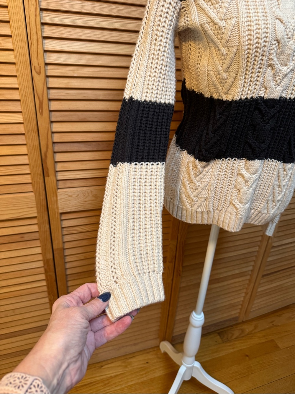 GAP Black & Cream Striped Cable-Knit Crewneck Sweater Size Medium Preppy Cozy - Picture 2 of 8